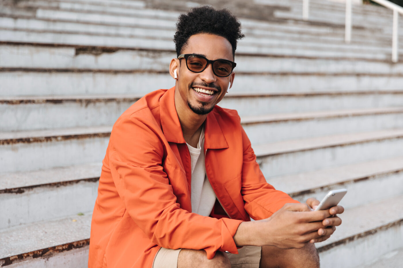 Hombre feliz con gafas de sol disfrutando de su visión mejorada gracias a la cirugía ocular LASIK