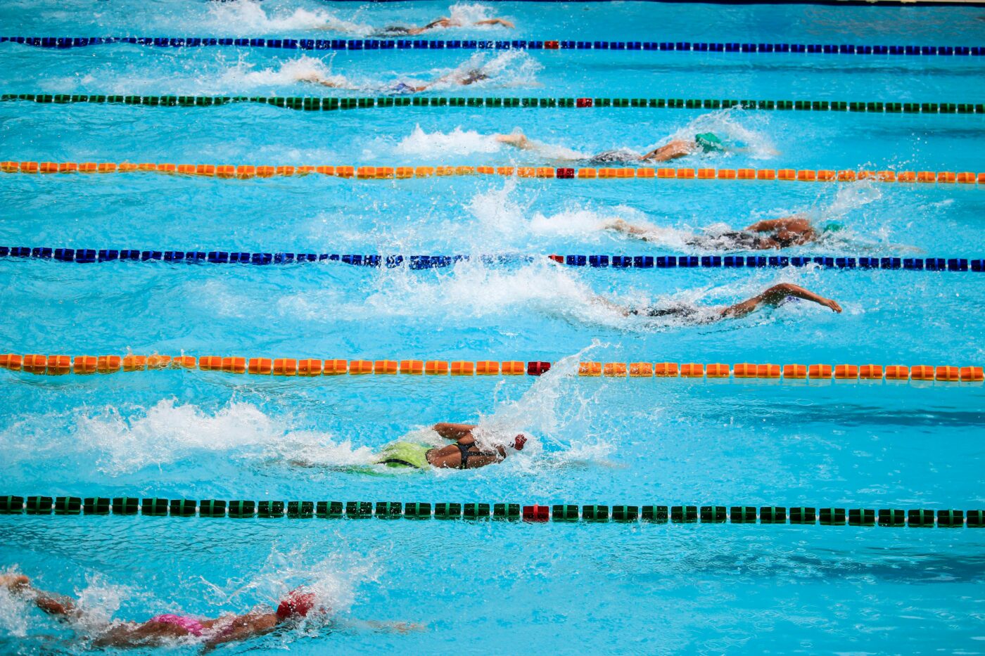 Nadadores olímpicos en la piscina compitiendo en una carrera